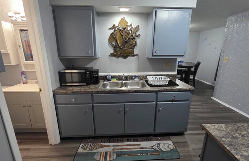 Lorain House | Cozy and Serene 2-bedroom pet friendly house with AC in Downtown Lorain