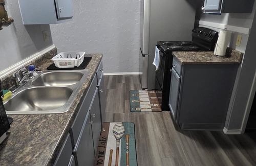 Lorain House | Cozy and Serene 2-bedroom pet friendly house with AC in Downtown Lorain