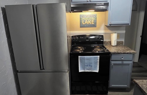 Lorain House | Cozy and Serene 2-bedroom pet friendly house with AC in Downtown Lorain