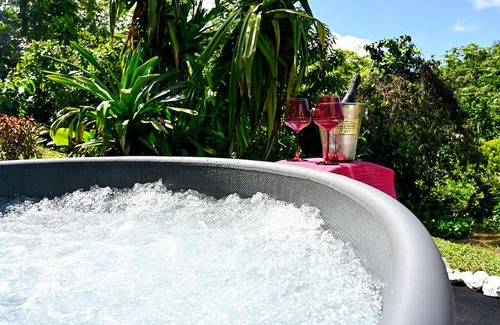 Furnias House | Luxury Meets Nature - Secluded Retreat, Jacuzzi, Tropical Garden, Mountain Views