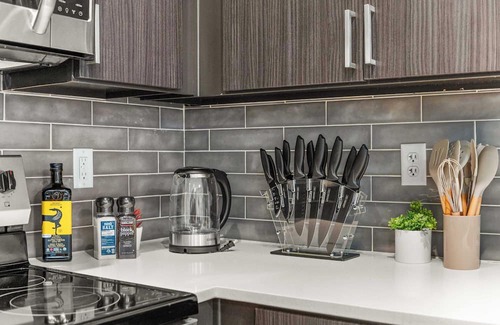 Fairpark Apartment | Bright 2BR SLC Apt Hot Tub Parking