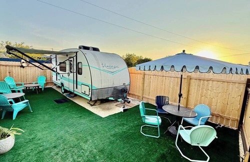 Austin House | The Green Room Getaway @ Drinks Backyard - near COTA