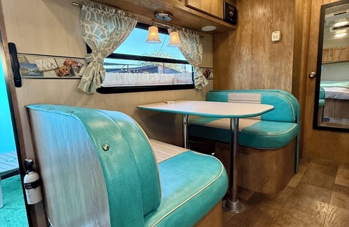Austin House | The Green Room Getaway @ Drinks Backyard - near COTA