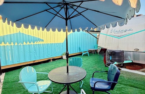 Austin House | The Green Room Getaway @ Drinks Backyard - near COTA