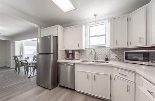 Groves House | 4 bedroom home in Groves with pool