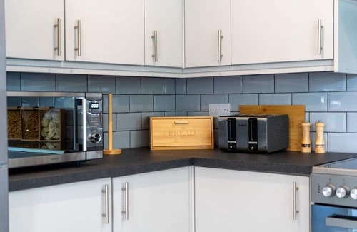 West Bromwich House | Luxury 5BR Home | Hot Tub | EV-Friendly Stay