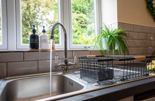 West Bromwich House | Luxury 5BR Home | Hot Tub | EV-Friendly Stay