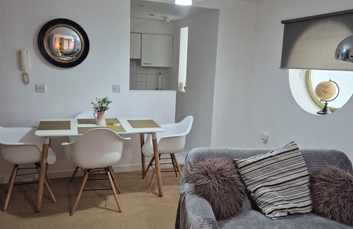 The Docks House | 2 Bedroom Dockland Apartment- Free Parking for one car.