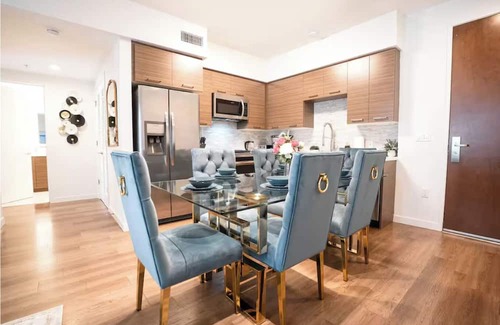 Downtown Apartment | Luxury 2BD/2BTH w gym/pool/rooftop/free parking