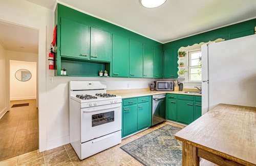 Greer House | Families Welcome, Fenced Yard: Inviting Greer Home