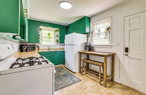 Greer House | Families Welcome, Fenced Yard: Inviting Greer Home