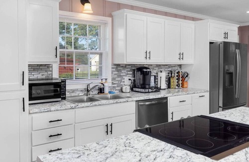 Henning House | Charming Home on 1 Acre w/Game Room, WIFI, AC, EV!