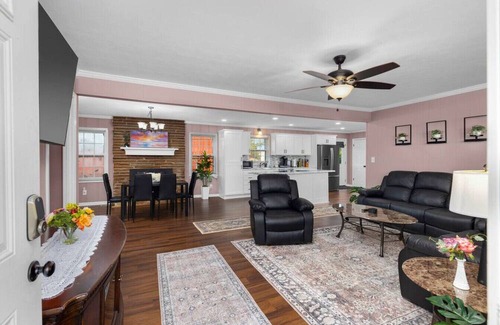Henning House | Charming Home on 1 Acre w/Game Room, WIFI, AC, EV!