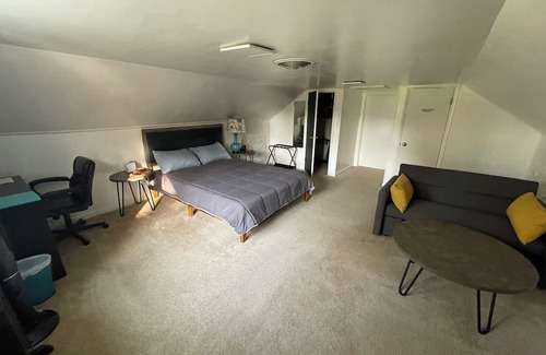 Valparaiso House | Private Floor w/Bath walkable to Downtown & VU