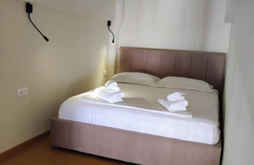 Qender Hotel | Charming Duplex for 6 in the Heart of Saranda – Steps from the Beach