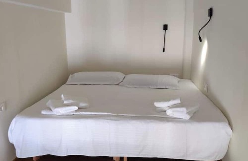 Qender Hotel | Charming Duplex for 6 in the Heart of Saranda – Steps from the Beach
