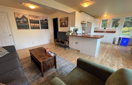 Balfour House | Full Suite | Lake View | Forest Retreat | Full Kitchen | Laundry