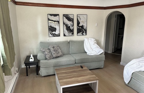 Burley Apartment | Cozy 2-bedroom apartment in welcoming Burley with AC