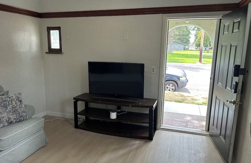 Burley Apartment | Cozy 2-bedroom apartment in welcoming Burley with AC