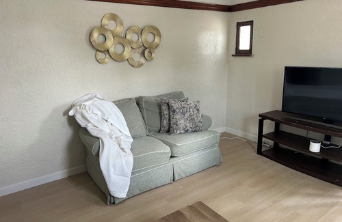 Burley Apartment | Cozy 2-bedroom apartment in welcoming Burley with AC