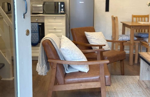 Lechlade Apartment | Shepherds Rest Cotswolds Cottage Farm Stay With Pool
