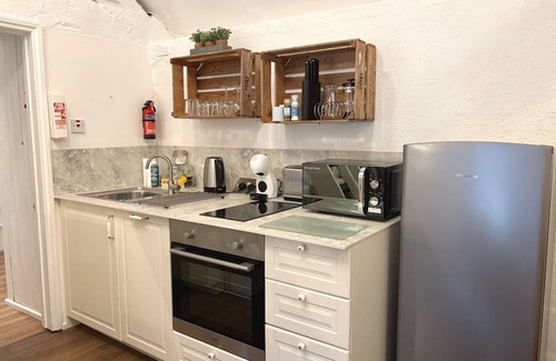 Lechlade Apartment | Shepherds Rest Cotswolds Cottage Farm Stay With Pool