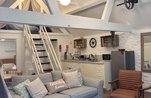 Lechlade Cottage | Henloft Farm Stay With Pool