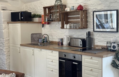 Lechlade Cottage | Bullpen Cotswolds Cottage Farm Stay With Pool: