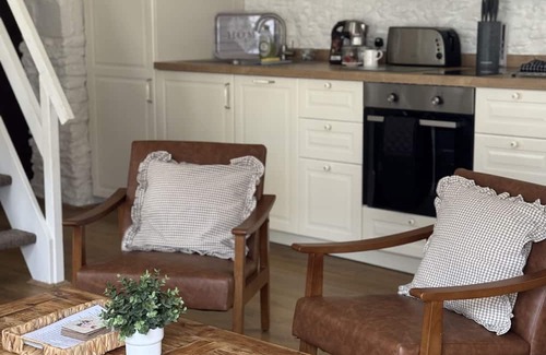 Lechlade Cottage | Bullpen Cotswolds Cottage Farm Stay With Pool: