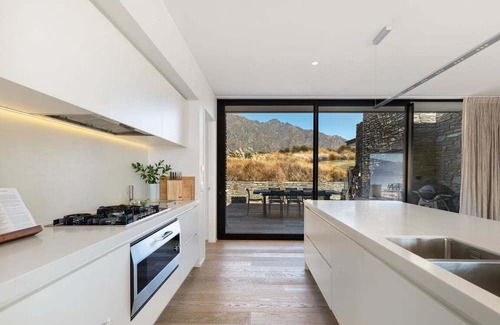 Kawarau Falls Resort | The Lake House in Jacks Point
