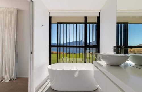 Kawarau Falls Resort | The Lake House in Jacks Point