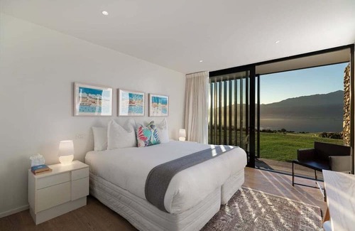 Kawarau Falls Resort | The Lake House in Jacks Point