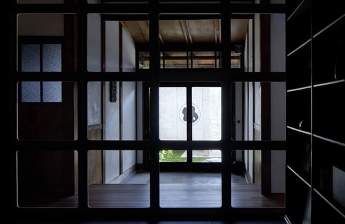 Kuwana House | Renovated the main house of Maruyo Lumber, which is over 70 years old. Located in Funama-cho, Kuwana City, the site of the "Shichiri-no-watashi" ferry, the inn is a private house with antiques and artwork that blends the old and the new.