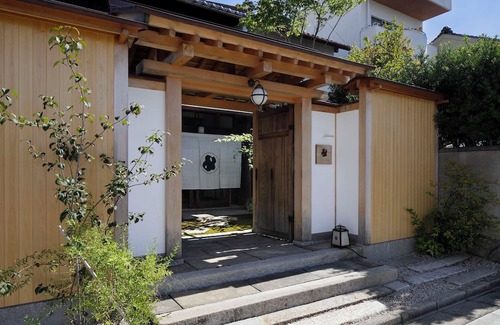 Kuwana House | Renovated the main house of Maruyo Lumber, which is over 70 years old. Located in Funama-cho, Kuwana City, the site of the "Shichiri-no-watashi" ferry, the inn is a private house with antiques and artwork that blends the old and the new.