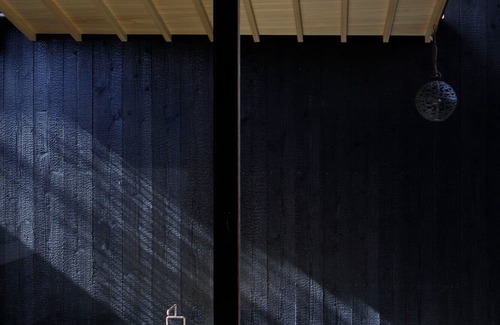 Kuwana House | Renovated the main house of Maruyo Lumber, which is over 70 years old. Located in Funama-cho, Kuwana City, the site of the "Shichiri-no-watashi" ferry, the inn is a private house with antiques and artwork that blends the old and the new.