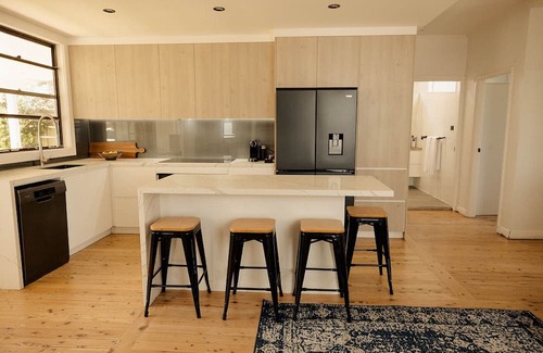 Tighes Hill House | Family-Friendly Escape | Walk to Cafés & Creek