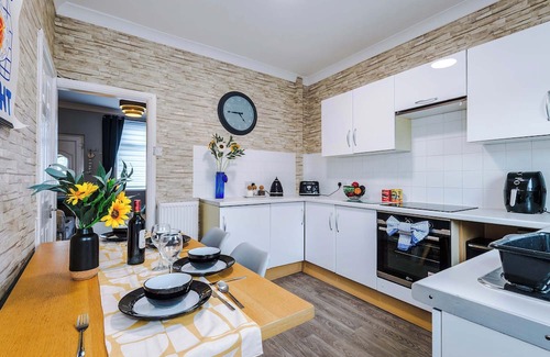 Crewe Apartment | Central 2 Bed Home in Crewe, Perfect for Business!