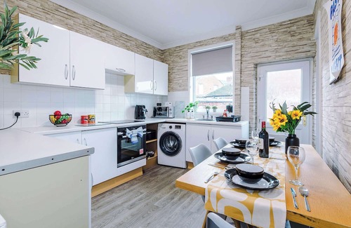 Crewe Apartment | Central 2 Bed Home in Crewe, Perfect for Business!