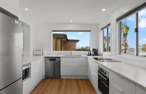 Berrara House | Sun and Sea ~ Radiant haven nestled in the coastal charm!