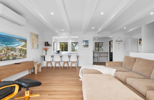 Berrara House | Sun and Sea ~ Radiant haven nestled in the coastal charm!