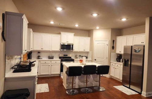 Loganville House | Charming 4BR Retreat, Sleeps 8, Near Shopping & Dining, In Quiet Neighborhood!