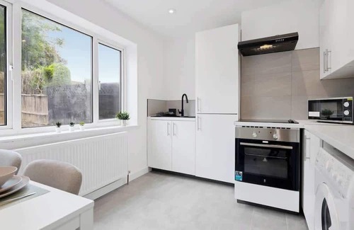 Alfreton House | 3Bed House-Free Parking