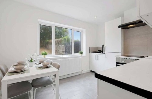 Alfreton House | 3Bed House-Free Parking