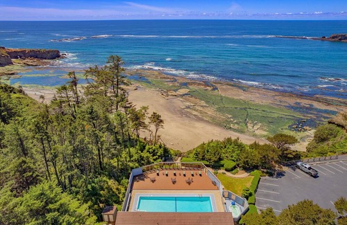 Otter Rock Apartment | Spacious Two-Level Ocean-View Villa with Loft