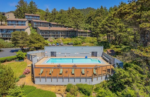 Otter Rock Apartment | Forest-View Room with 2 Queen Beds + Kitchenette