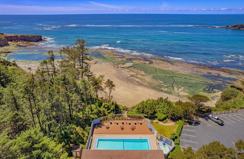 Otter Rock Apartment | Forest-View Room with 2 Queen Beds + Kitchenette