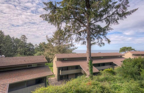 Otter Rock Apartment | Forest-View Room with 2 Queen Beds + Kitchenette