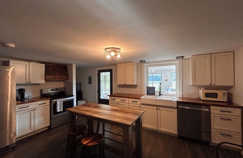 Tunkhannock House | Lakeside Getaway+ Dock+ Kayaks+ Fishing