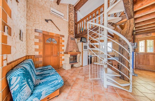 Saint-Seurin-de-Cadourne House | Holiday Home 'La Maréchale' with Private Garden, Wi-Fi and Air Conditioning