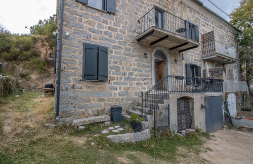 Bastelica Apartment | Room 'Ghjinestra' with Wi-Fi and Air Conditioning